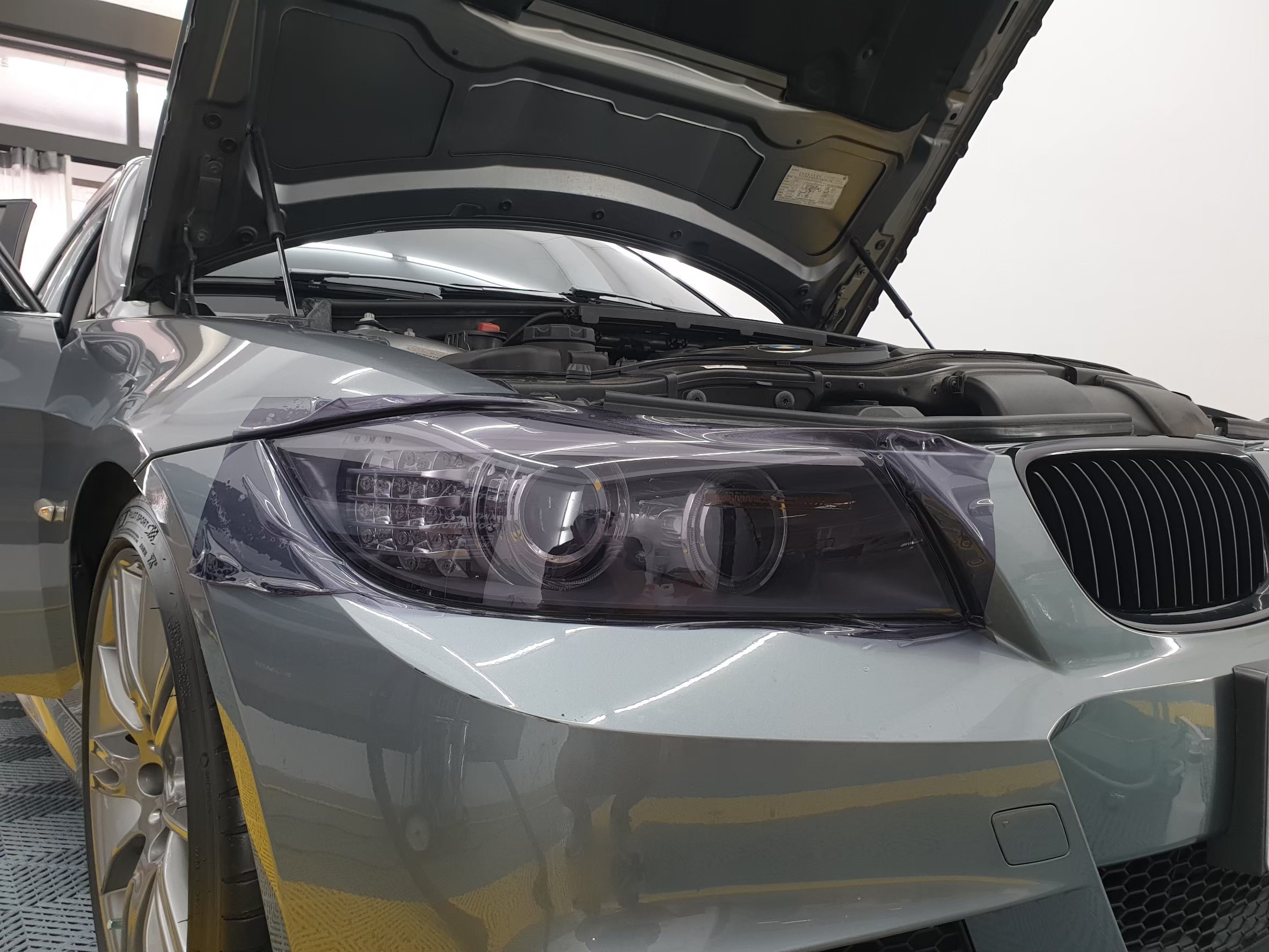 淺燻黑TPU大燈包膜-BMW 320i