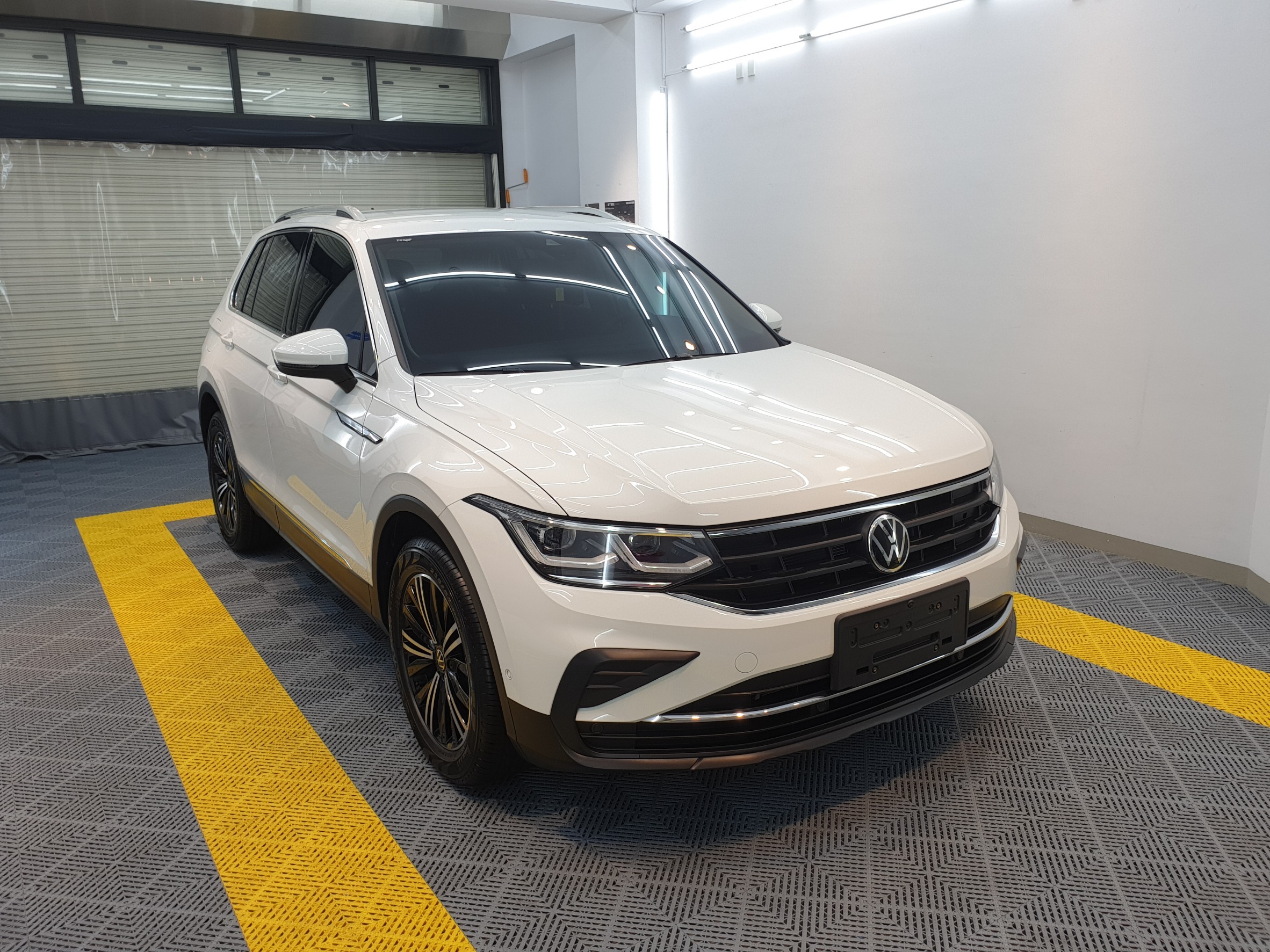 迎風面包膜+後半車鍍膜-Volkswagen Tiguan